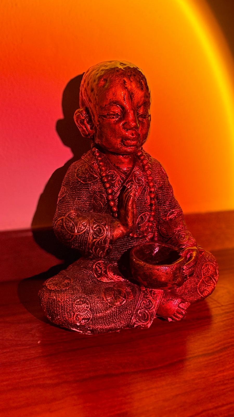 Budah pequeño rojo