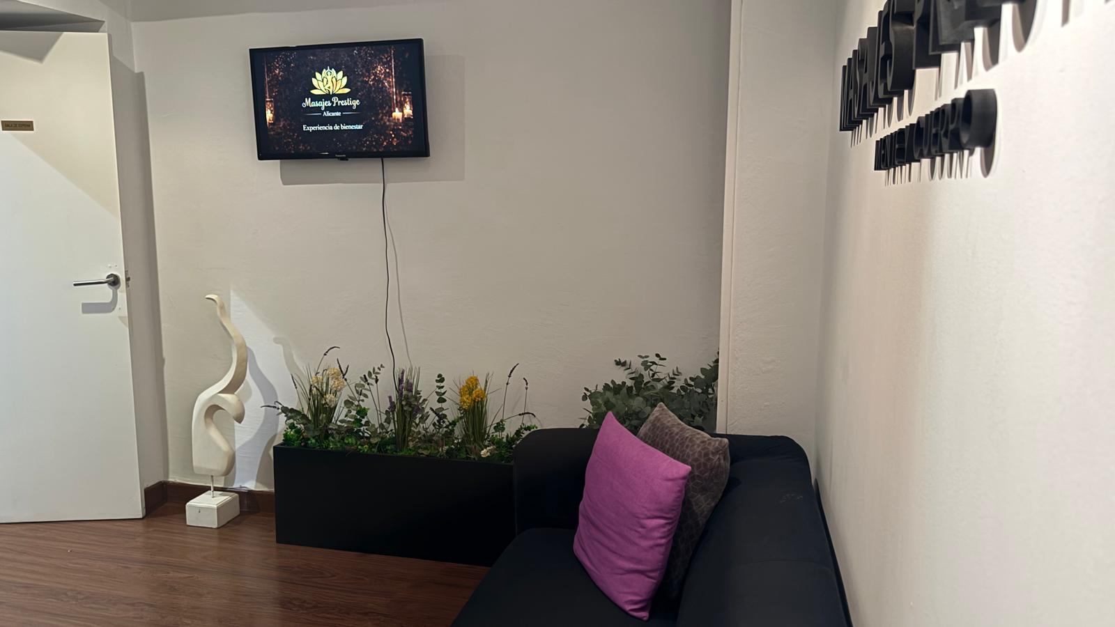 Sala con pantalla y agua